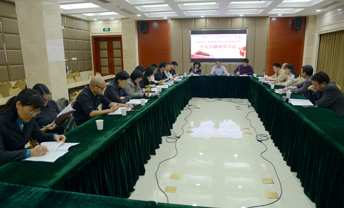 校黨委副書記沈赤向民主黨派、統(tǒng)戰(zhàn)團(tuán)體負(fù)責(zé)人，市政協(xié)委員宣講十九大精神