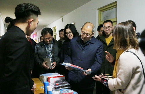 院領導來到活動現(xiàn)場 向師生們致以新年的問候與祝福