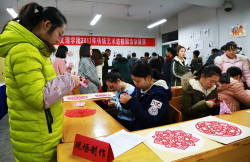 色彩絢麗、喜氣洋洋的活動現(xiàn)場
