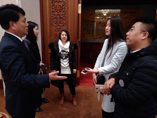 新聞發(fā)布會(huì)現(xiàn)場，多家媒體記者采訪賀瑞虎書記
