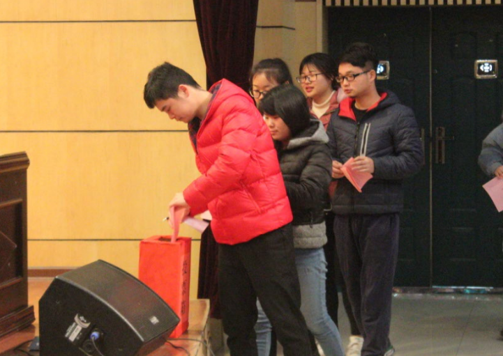與會黨員投票