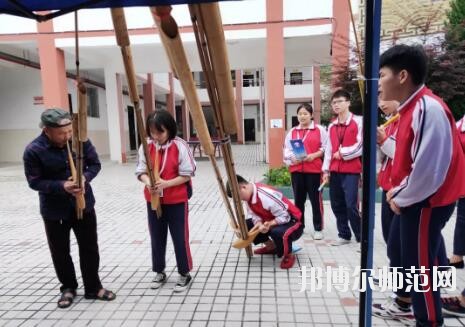 學費對于家長們來說，會在了解學校之前自己確定好學費的范圍，這樣就以這個目標來衡量學校，但是有的家長其實是更關心學校的安全這些，很擔心學生在學校沒有安全保障，所以小編就準備了臺江幼兒師范中等職業(yè)學校收費情況，供與參考。 臺江幼兒師范中等職業(yè)學校收費標準 住宿費500元/學年、書本費400元/學年,合計繳費900元。 建檔立卡戶享受“三免兩補”(免學費、免(補)住宿費、免(補)書費，國家助學金、專項助學金) 臺江幼兒師范中等職業(yè)學校開展7月主題黨日系列活動 1921.7 ~ 2019.7 篳路藍縷，砥礪前行 初心不忘，邁向復興 98年，對于一個人，也許很漫長; 對于一個國家，彈指一揮間; 對于一個政黨，恰是風華正茂! 今年，黨的98歲生日， 我們熱烈慶祝中國共產(chǎn)黨98周年快樂! 6月10日晚,我校第一屆校園“十佳歌手”比賽暨歌唱祖國獻禮70周年決賽在演播廳拉開序幕。 來自學校不同專業(yè)的19位同學引吭高歌，歌唱祖國。比賽期間高潮迭起，精彩紛呈。選手們在舞臺上活力四射，盡顯職校學生魅力。 近一個半小時的角逐，“十佳歌手”終于誕生。張帆校長、金海清副校長親自為獲獎學生頒發(fā)榮譽證書。頒獎結(jié)束后，全體同學用一曲《我和我的祖國》獻禮祖國70周年，唱出對黨和祖國的熱愛。 6月24日，我校黨支部書記、校長張帆，黨支部副書記趙明珠走訪慰問貧困學生姜發(fā)才，張帆校長仔細詢問姜發(fā)才在杭州的學習和生活情況，希望姜發(fā)才在杭州繼續(xù)努力學習，認真做好即將開展的頂崗實習工作，學好技能走出大山，通過自己的努力改變自己和家庭的命運，最后，張帆校長代表臺江職校黨支部及全體師生將6000元愛心捐款交到了姜發(fā)才伯母手中。 6月28日，我校黨支部書記、校長張帆，黨支部副書記趙明珠走慰問貧困學生姜非明、姜非林(兩人為雙胞胎，孤兒)。張帆校長親自為兩位同學送去新衣服，并詳細了解學生的家庭情況，與其監(jiān)護人進行溝通和交流，將一千多元資助金交到學生監(jiān)護人手中，以增強其克服困難的信心。 6月28日，臺江職校黨支部圍繞脫貧攻堅工作，開展走訪慰問，送溫暖、送服務活動，幫助特困黨員、老黨員等解決工作中的實際困難和生活問題，走訪慰問幫扶村、看望我校脫貧攻堅駐村干部，為南省村村委送去兩箱辦公室打印用紙，為南省村貧困黨員、臺江職校困難黨員、老黨員送去食用油、大米等慰問品。 張帆校長致辭，回顧黨支部工作并對奮斗在各工作崗位上的黨員表示感謝，同時向全體黨員提出要求， 他表示，全體黨員要把加強黨的思想理論建設放在第一位，要加強黨性修養(yǎng)，不斷提高自身素質(zhì)，要加強作風建設，提高教育教學質(zhì)量。 “我志愿加入中國共產(chǎn)黨，擁護黨的綱領，遵守黨的章程……隨時準備為黨和人民犧牲一切，永不叛黨!”7月1日，臺江職校全體黨員干部在退休黨員歐德耀同志帶領下，面對莊嚴的黨旗，整齊列隊，重溫入黨誓詞。 黨支部副書記趙明珠組織全體黨員學習習近平總書記在學校思想政治理論課教師座談會上的重要講話精神。 熊金江副校長宣讀《臺江職校關于“七一”表彰優(yōu)秀黨員、黨齡“逢十”黨員的決定》。 張帆校長為優(yōu)秀黨員、黨齡“逢十”黨員頒發(fā)榮譽證書 系列活動在雄壯的《國際歌》中落下帷幕，歌聲鏗鏘有力，革命精神代代傳遞，美好的生活共同憧憬。 九十八年，崢嶸歲月， 九十八年，輝煌歷程。 今天的我們揮舞著前輩們的偉大旗幟 ,追隨著那從未熄滅的明燈,沖鋒陷陣,高揚風帆,向著那彼岸,向著那未來更加執(zhí)著而勇敢地前進, 前進 ,前進! 不是所有的中專學校都會根據(jù)分數(shù)來錄取的，有的學校錄取是根據(jù)專業(yè)的招生要求面試錄取學生。其實現(xiàn)在學生想要升學有很多的通道，只是在家長和學生的觀念里，只有通過了高考或者中考是最好的，但是現(xiàn)在利用專業(yè)課程同樣也是能升學的。 家長在了解學校的學費時也是要注意學校的學費中間是穿插了各種的助學政策、減免政策、免學費政策還有學校的獎學金政策，家長們把這些了解清楚了就可以幫助自己前進一部分的學費。