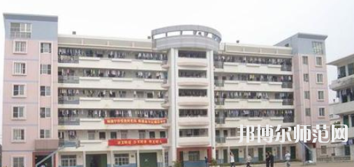 南寧2020年中專幼師學(xué)?？梢钥即髮? width=