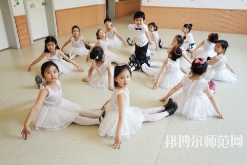 成都2020年幼師學(xué)校和中專(zhuān)有哪些區(qū)別