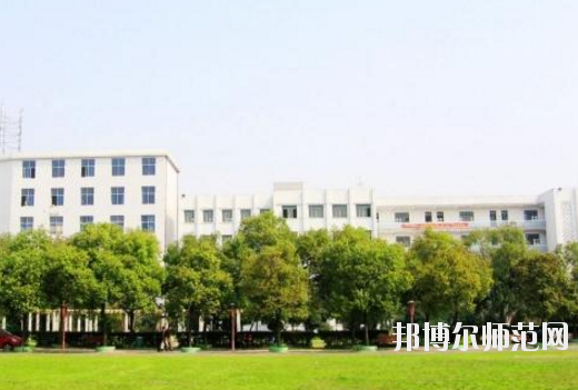 對(duì)于幼師學(xué)校的選擇，男生和女生是一樣的?，F(xiàn)在大部分學(xué)校的幼師專(zhuān)業(yè)在進(jìn)行招生的時(shí)候，其實(shí)男生和女生的招生計(jì)劃是統(tǒng)一的，學(xué)校對(duì)學(xué)生的性別并沒(méi)有要求。所以，小伙伴們選擇幼師學(xué)校的重點(diǎn)不應(yīng)該是這所學(xué)校適合男生還是適合女生，而是這所學(xué)校本身的辦學(xué)條件好不好，以及學(xué)校的優(yōu)勢(shì)以及劣勢(shì)有哪些等等。接下來(lái)，對(duì)南昌理工職業(yè)中等專(zhuān)業(yè)學(xué)校感興趣的小伙伴們可以一起來(lái)看一看這所學(xué)校的具體情況。  南昌理工職業(yè)中等專(zhuān)業(yè)學(xué)校辦學(xué)理念 學(xué)校以“辦學(xué)校，不開(kāi)學(xué)店，造福炎黃子孫!”為宗旨，遵循黨的教育方針，倡導(dǎo)“誠(chéng)實(shí)、博愛(ài)、勤奮、自強(qiáng)”的校訓(xùn)，按照“理論夠用，注重實(shí)踐”的原則，為社會(huì)經(jīng)濟(jì)建設(shè)培養(yǎng)“一專(zhuān)多能”的應(yīng)用型人才。畢業(yè)生深受用人單位的歡迎。 例如推薦在“啟悅電子廠”工作的同學(xué)進(jìn)廠第九天，就對(duì)8086高壓擊穿儀進(jìn)行技術(shù)改造，降低了勞動(dòng)強(qiáng)度，提高了生產(chǎn)效率。該廠董事長(zhǎng)吳德和先生專(zhuān)程由臺(tái)北趕來(lái)我校考察，并當(dāng)即簽定了廠校合作協(xié)議。  接著我校又與深圳新飛通、深圳捷迪訊、上海偉創(chuàng)力、上海先進(jìn)半導(dǎo)體、上海華微、杭州矢崎、蘇州生益科技、上海攜程旅行網(wǎng)等20多家公司建立了合作伙伴關(guān)系。可以說(shuō)：“選擇理工，就業(yè)輕松!” 學(xué)校與南昌航空大學(xué)聯(lián)合辦學(xué)，是南昌航空大學(xué)繼續(xù)教育學(xué)院教學(xué)點(diǎn)，依托南昌航空大學(xué)的人才、圖書(shū)、先進(jìn)的教學(xué)設(shè)施，資源共享。學(xué)校有一支政治素質(zhì)高、教學(xué)和管理經(jīng)驗(yàn)豐富的專(zhuān)兼職師資隊(duì)伍，正副教授、高級(jí)教師近半，其中不少曾獲得“最佳授課教師”的稱(chēng)號(hào)。  南昌理工職業(yè)中等專(zhuān)業(yè)學(xué)校教學(xué)設(shè)置 學(xué)校除精湛的理論教學(xué)外，還設(shè)有圖書(shū)閱覽室、計(jì)算機(jī)中心、語(yǔ)音室和電工、電子、機(jī)電、機(jī)械加工、數(shù)控、酒店管理等實(shí)驗(yàn)室能安排學(xué)生進(jìn)行多種實(shí)驗(yàn)，“邊講邊練，講練結(jié)合”，確保學(xué)生動(dòng)手能力的培養(yǎng)。 學(xué)校采取多層次、開(kāi)放性辦學(xué)和封閉式管理。不僅注重教育質(zhì)量，更注重道德品質(zhì)和綜合素質(zhì)教育。教育管理嚴(yán)格，始終把學(xué)校的安全工作放在首位，在2005-2010職業(yè)高校年檢中，得到市教育局有關(guān)領(lǐng)導(dǎo)的表?yè)P(yáng)，連續(xù)被評(píng)為職業(yè)教育辦學(xué)先進(jìn)單位。  南昌理工職業(yè)中等專(zhuān)業(yè)學(xué)校報(bào)名手續(xù) 即日起可到校招生辦或當(dāng)?shù)匚倚Ｕ猩c(diǎn)報(bào)名，或來(lái)函來(lái)電報(bào)名、網(wǎng)上報(bào)名。  本地區(qū)的應(yīng)屆初中畢業(yè)生可在就讀中學(xué)填中考志愿報(bào)名。  報(bào)到時(shí)帶好戶(hù)口本，五張一寸免冠照片和初高中畢業(yè)證書(shū)。  小編總結(jié) 南昌理工職業(yè)中等專(zhuān)業(yè)學(xué)校是一所按照“理論夠用，注重實(shí)踐”的原則，為社會(huì)經(jīng)濟(jì)建設(shè)培養(yǎng)“一專(zhuān)多能”的應(yīng)用型人才的中專(zhuān)學(xué)校，學(xué)校開(kāi)設(shè)有幼師類(lèi)的專(zhuān)業(yè)，對(duì)幼師行業(yè)感興趣的初中畢業(yè)生可以多加關(guān)注這所學(xué)校。接下來(lái)小伙伴們可以去到學(xué)校官網(wǎng)對(duì)學(xué)校做進(jìn)一步的了解。當(dāng)然，在南昌還有開(kāi)設(shè)有幼師類(lèi)專(zhuān)業(yè)的其他學(xué)校，大家也可以看看其他的學(xué)校怎么樣，做一個(gè)比較，然后選擇出最適合自己的一所。