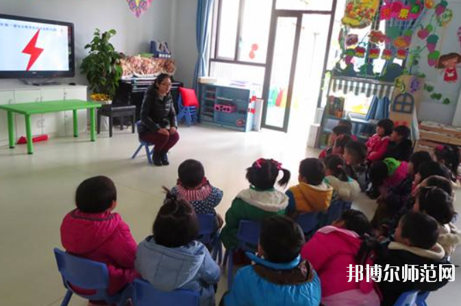 滄州2021年中專幼師學(xué)?？梢钥即髮? /><b>滄州2021年中專幼師學(xué)校可以考大專嗎</b><span>2020-12-16 13:15</span><p>滄州2021年中專幼師學(xué)?？梢钥即髮幔?是可以的，成績比較理想的學(xué)生就可以直接選擇上普高學(xué)校，然后通過高考的方式進(jìn)入大學(xué)，</p></a></li>
            <li><a href=