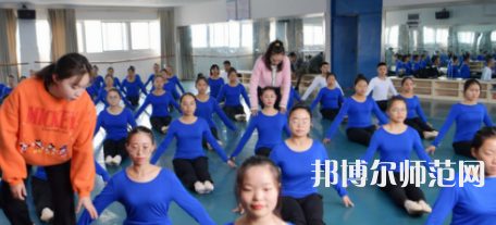 隨著社會(huì)的進(jìn)步，人們的生活得到了全面的改善，開(kāi)始重視自己子女的教育，對(duì)教育人才的教學(xué)水準(zhǔn)就要求更高，使得很多學(xué)生都想要報(bào)考幼師學(xué)校。如果大家已經(jīng)做出了決定，要上幼師學(xué)校，就一定要盡早去了解學(xué)校信息。你越早了解學(xué)校，你可以選擇的學(xué)校就越多，就越能找到適合你的學(xué)校。幼師工作工作也相對(duì)輕松，不用從事體力勞動(dòng)?，F(xiàn)在家長(zhǎng)對(duì)孩子的教育非常看重，幼兒園也越來(lái)越正規(guī)，都需要幼師幼師從業(yè)資格證。  思南中等職業(yè)學(xué)校辦學(xué)條件 學(xué)校老校區(qū)占地面積120.6畝，新校區(qū)200畝，校園拓展空間大。校內(nèi)布局分為：教學(xué)區(qū)、實(shí)驗(yàn)實(shí)訓(xùn)區(qū)、產(chǎn)教結(jié)合區(qū)、生活區(qū)、行政辦公區(qū)、體育運(yùn)動(dòng)區(qū)、美化綠化區(qū)等。各場(chǎng)所均按標(biāo)準(zhǔn)設(shè)計(jì)規(guī)劃，達(dá)到國(guó)家示范校要求的學(xué)校教學(xué)、實(shí)訓(xùn)、師生學(xué)習(xí)、工作、生活等方面需要的效果。  思南中等職業(yè)學(xué)校目標(biāo)明確 學(xué)校培養(yǎng)目標(biāo)明確，人才“出口”暢通，堅(jiān)持德育為先，技能為重，全面發(fā)展與特長(zhǎng)發(fā)展相結(jié)合。圍繞“自強(qiáng)篤行、厚德精技”的校訓(xùn)，堅(jiān)持“四自”(自信、自強(qiáng)、自律、自愛(ài))、“四會(huì)”(學(xué)會(huì)做人，學(xué)會(huì)做事，學(xué)會(huì)求知，學(xué)會(huì)生活)的教育培養(yǎng)目標(biāo)。  實(shí)行考與教分離，重視學(xué)生職業(yè)技能大賽，以賽促學(xué)，以賽促教;重視教師、學(xué)生下企業(yè)參與一線生產(chǎn)實(shí)踐，重視創(chuàng)建“校企聯(lián)動(dòng)”、“工學(xué)結(jié)合”、“教學(xué)做一體”的人才培養(yǎng)模式，畢業(yè)生就業(yè)并能與企業(yè)接軌，與農(nóng)戶(hù)融合，人才培養(yǎng)質(zhì)量顯著提高。  銅仁碧江中等職業(yè)學(xué)校簡(jiǎn)介 銅仁市碧江區(qū)中等職業(yè)學(xué)校創(chuàng)辦于1989年，是一所隸屬于碧江區(qū)人民政府的貴州省示范性中等職業(yè)學(xué)校。學(xué)校規(guī)劃占地面積420畝，規(guī)劃建筑面積13萬(wàn)余平方米，總投資約5.8億元。教學(xué)區(qū)、生活區(qū)、運(yùn)動(dòng)區(qū)、綠化區(qū)布局合理，功能設(shè)施完善，環(huán)境優(yōu)美，地處銅仁市川硐教育園區(qū)桃園大道北側(cè)，毗鄰銅仁幼專(zhuān)、貴州健康職業(yè)學(xué)院，有著豐富的文化資源和育人氛圍。  學(xué)校自2013年搬遷至川硐教育園區(qū)以來(lái)，領(lǐng)導(dǎo)班子帶領(lǐng)廣大教師銳意進(jìn)取，和諧奮進(jìn)，確立了“發(fā)展教師、成就學(xué)生、服務(wù)社會(huì)”的辦學(xué)理念，圍繞“辦出特色、形成風(fēng)格、爭(zhēng)創(chuàng)一流”的辦學(xué)目標(biāo)，形成了“醫(yī)護(hù)為主、產(chǎn)教結(jié)合、校企合作”的辦學(xué)特色。  現(xiàn)在整體新生人口的增量將直接體現(xiàn)在幼兒園在園人數(shù)的增加，我國(guó)當(dāng)前幼師行業(yè)的需求還是很大的，遠(yuǎn)遠(yuǎn)不足國(guó)家的計(jì)劃，所以從事幼師行業(yè)前景是很好的。幼兒園、教育機(jī)構(gòu)、培訓(xùn)機(jī)構(gòu)、藝體教育行業(yè)等相關(guān)行業(yè)都需要大量新型教育人才，學(xué)生選擇了教育行業(yè)正好符合當(dāng)今的教育的需求，所以對(duì)同學(xué)們來(lái)講就業(yè)前景是非常具有潛力化的。